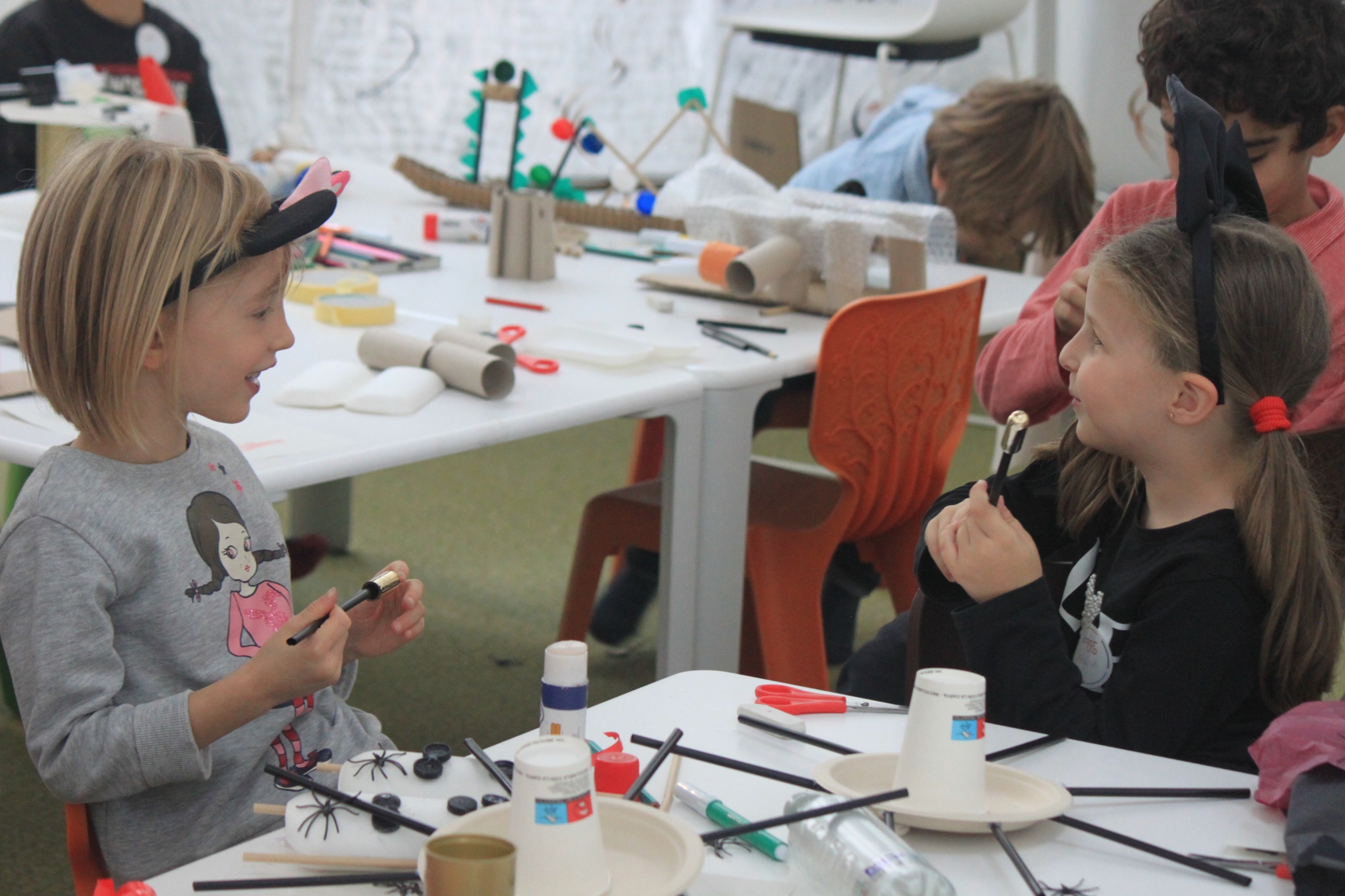 Il dito e la mano: crescere sicuri nell’era digitale